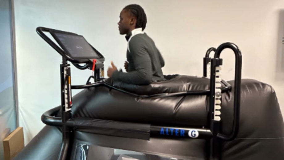 Quenda recupera da cirurgia em Londres numa passadeira antigravidade