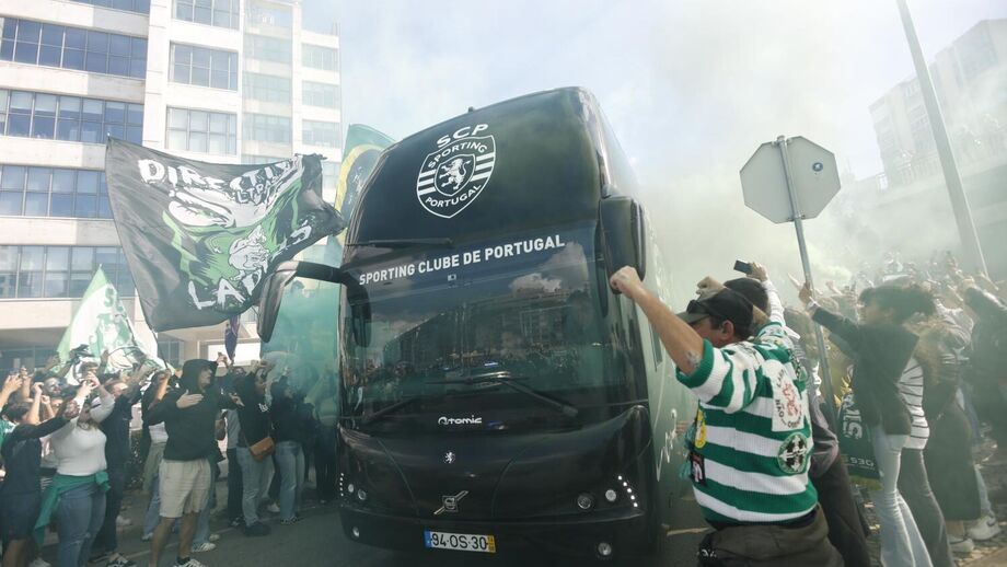Adeptos do Sporting mostram apoio ao clube na viagem para o Porto