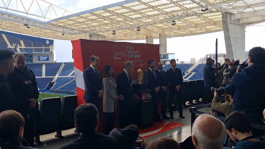  Icónico troféu está, pela primeira vez, num estádio português