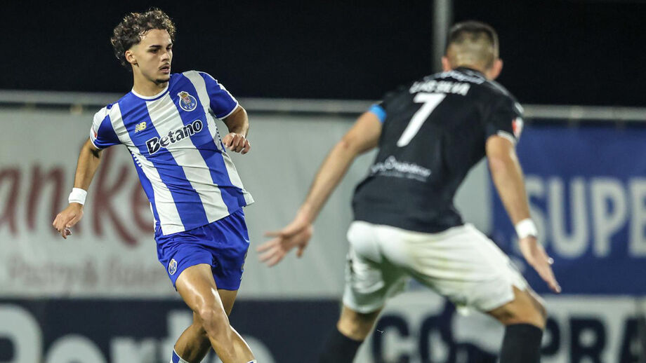 Luís Silva (de costas) critica arbitragem do FC Porto B-Ac. Viseu