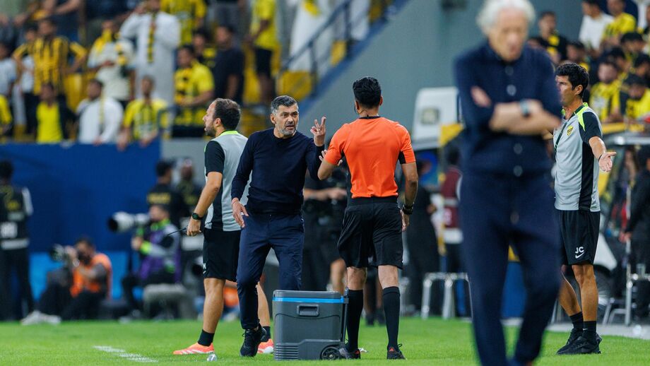 Sérgio Conceição gesticula com o árbitro durante o jogo