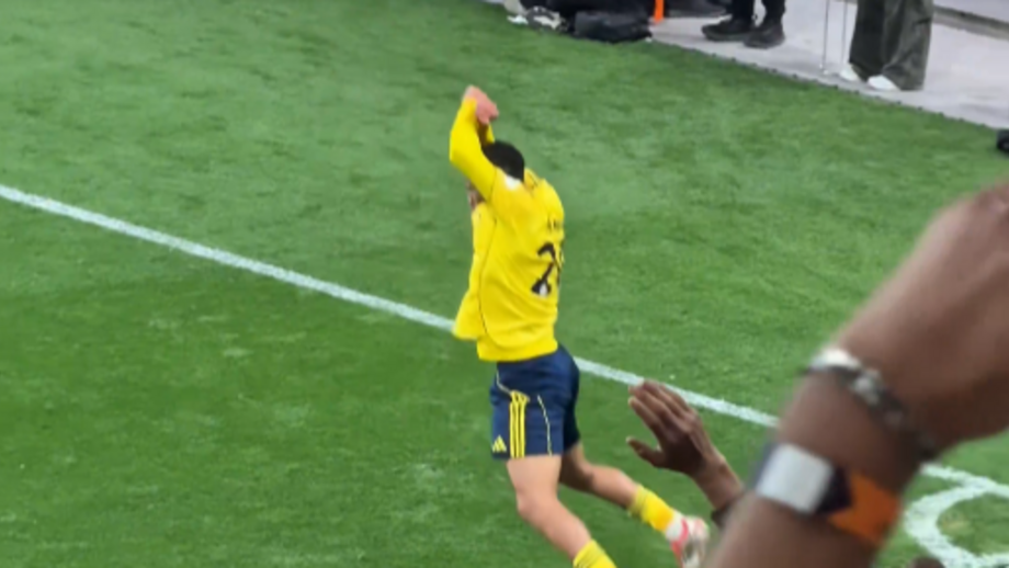 Avançado brasileiro celebrou o 2-0 desta forma