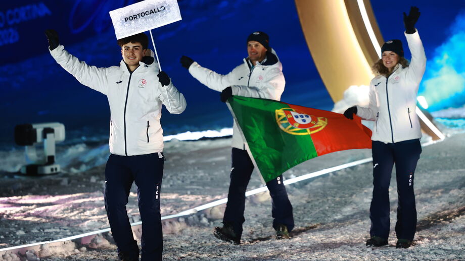 Atletas de Portugal desfilam com a bandeira nacional em evento desportivo