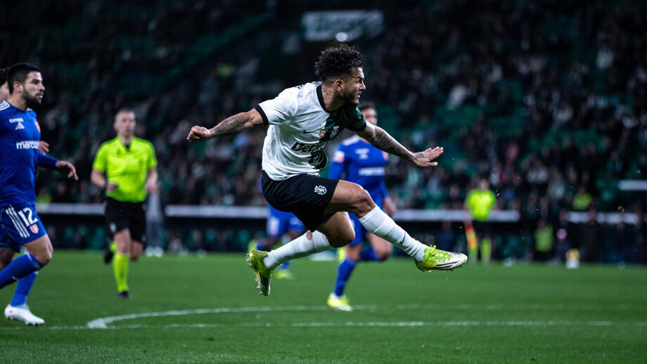 Luis Suárez em zona de perigo antes do clássico