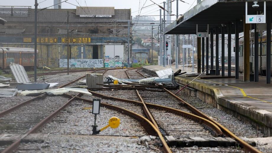 Circulação ferroviária suspensa nas linhas do Norte, Douro, Oeste, Beira Baixa e Cascais devido ao mau tempo