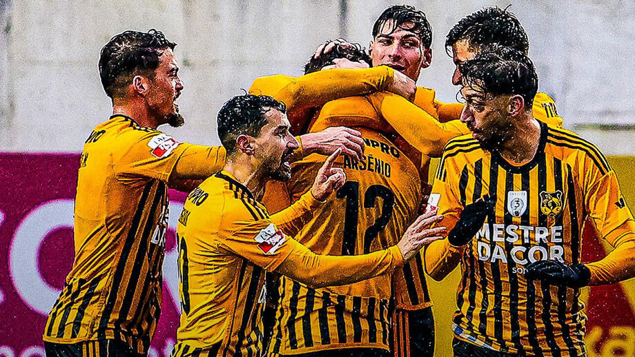 Jogadores do Lus. Lourosa a celebrar