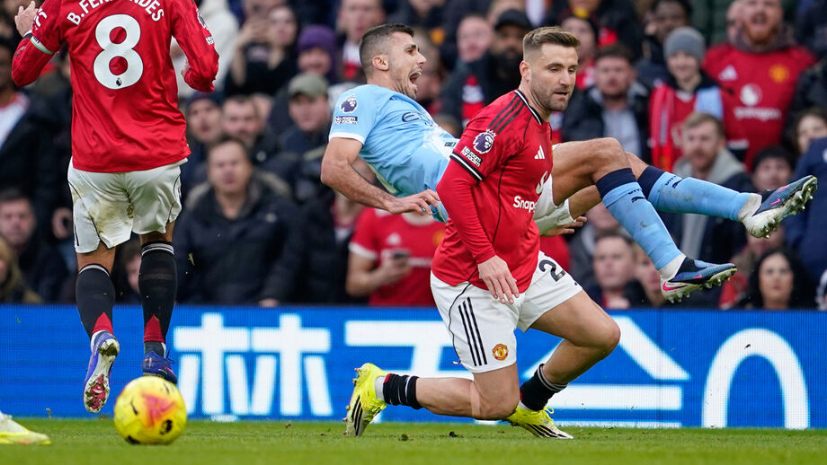 Luke Shaw em ação durante a vitória do Man. United sobre o Man. City