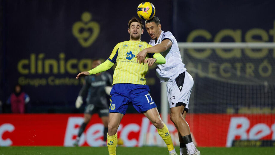 Abascal disputa a bola durante o jogo com o Arouca
