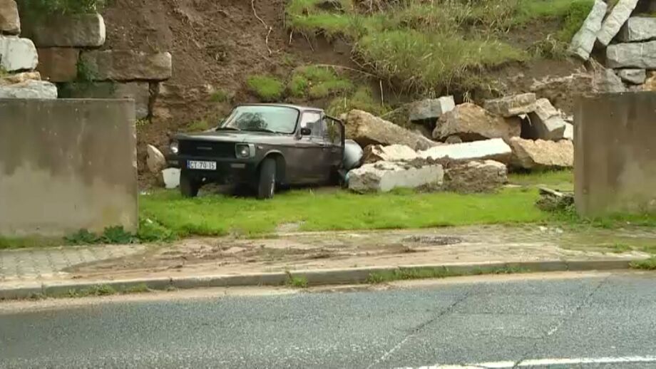 Incidente provocou danos na habitação e deixou os habitantes em sobressalto. Uma viatura ficou ainda destruída