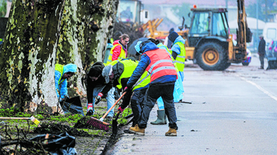 Equipas de limpeza removem detritos da via pública após alerta da Proteção Civil