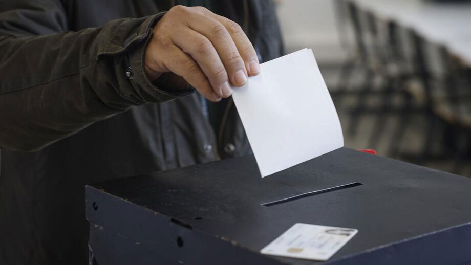 Um eleitor exerce o seu direito de voto