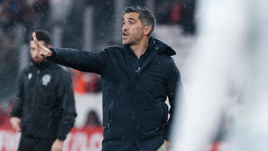 Custódio Castro reage no banco do Alverca durante o jogo com o Benfica