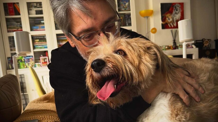 Nuno Markl regressa a casa e recebe carinho do seu cão.
