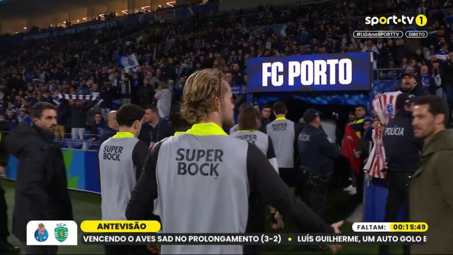 Adeptos do FC Porto atiraram camisola do Atlético Madrid à cara de Hjulmand