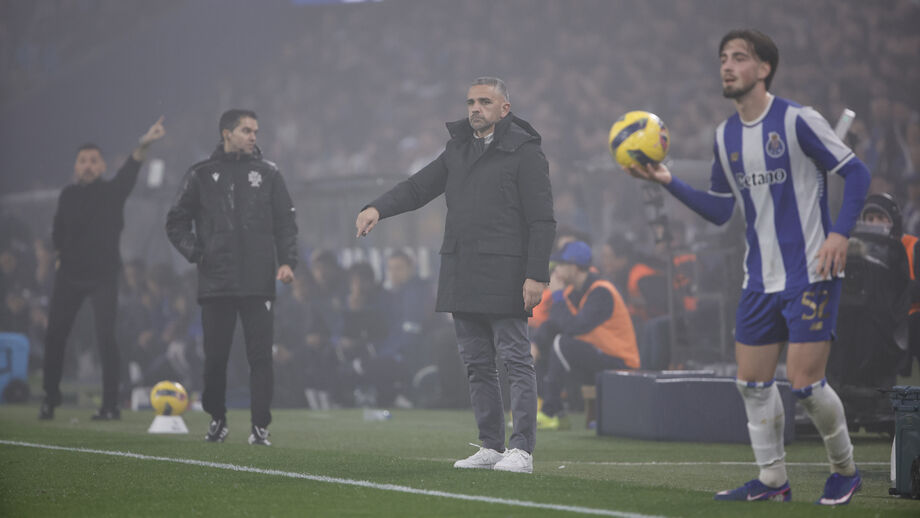 Rui Borges reage junto ao banco do Sporting durante o clássico com o FC Porto