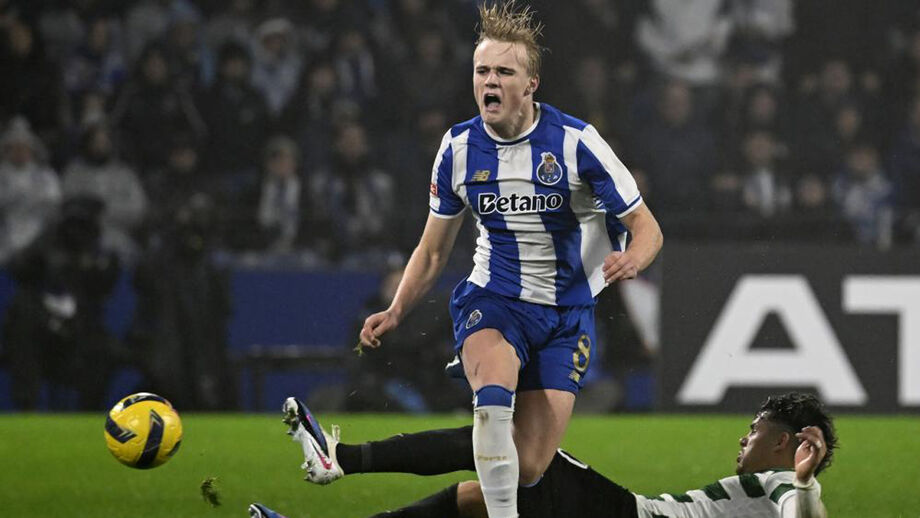 Froholdt disputa a bola com Maxi Araújo durante o clássico