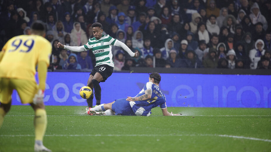 Geny saiu do clássico em lágrimas e com dificuldades