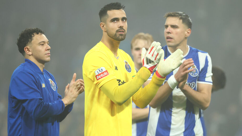 Jogadores do FC Porto aplaudem os adeptos depois do clássico