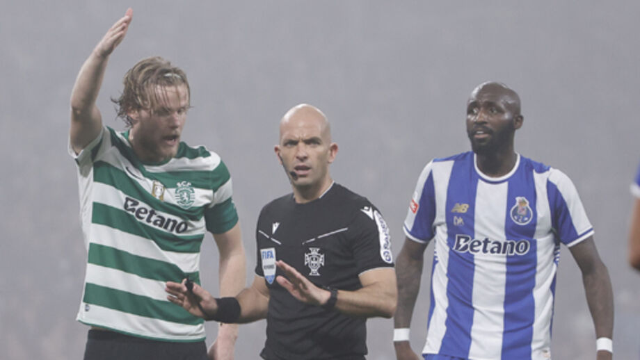 Morten Hjulmand à conversa com Luís Godinho durante o FC Porto-Sporting