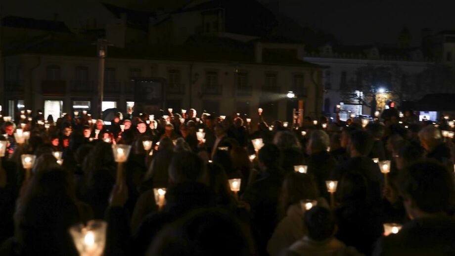 Homenagem na Fonte Luminosa lembrou ainda os milhares de pessoas que continuam sem energia no concelho