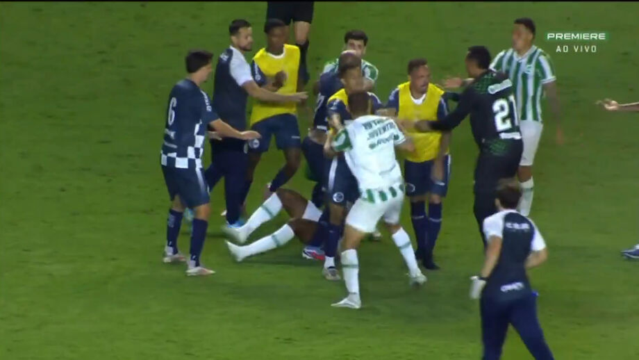 Jogo do Campeonato Gaúcho, no Brasil, acabou da pior forma