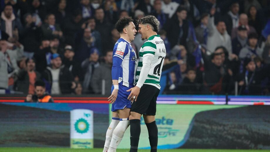 Maxi Araújo perante Pepê no clássico