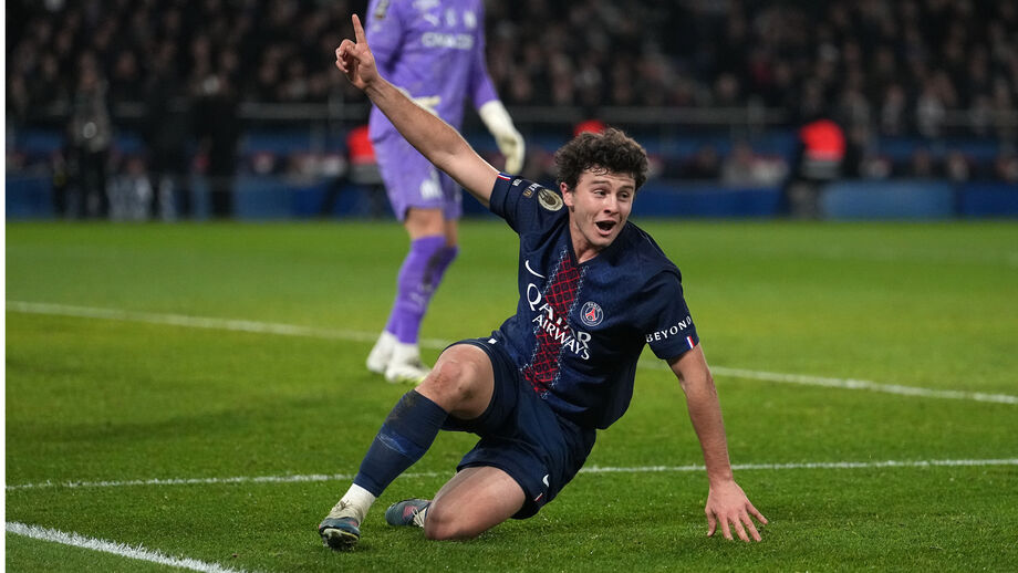 João Neves no lance que resultou o autogolo de Medina