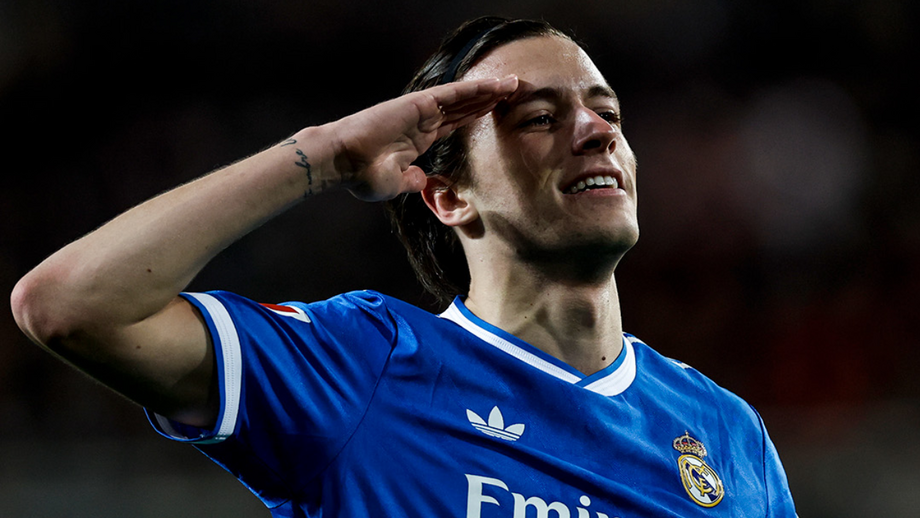 Álvaro Carreras celebra golo marcado frente ao Valencia