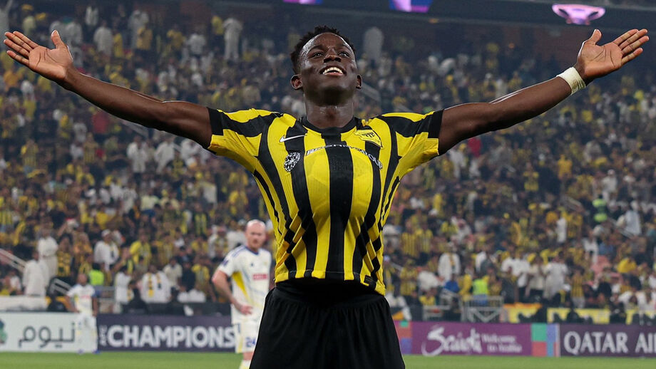 Roger Fernandes festeja um dos golos que marcou ao Al Gharafa