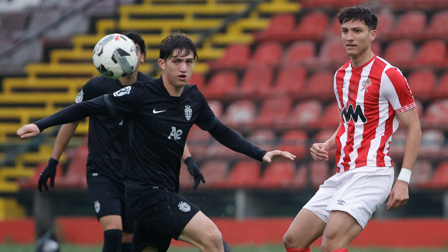 Jogadores disputam a bola durante o Leixões-Sporting