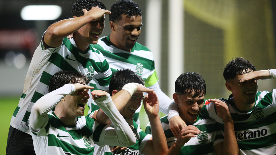 Jogadores do Sporting B festejam após golo frente ao P. Ferreira