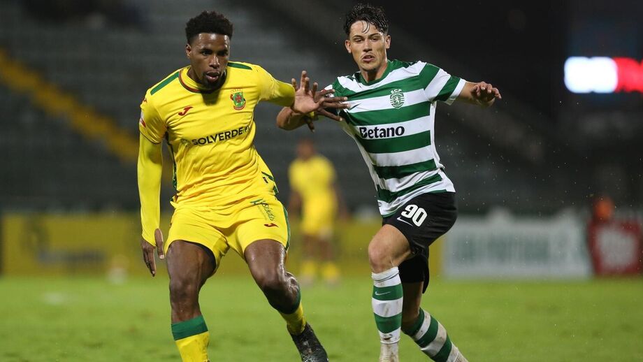 Rafael Nel em duelo com o pacense Kauan na vitória da equipa B do Sporting (3-0)
