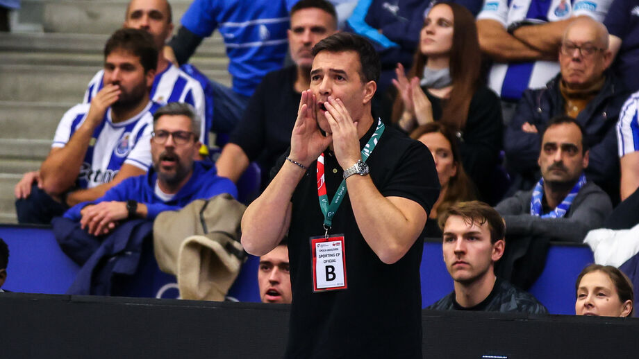 Ricardo Costa reage à queixa do FC Porto após alegado arremesso de garrafa