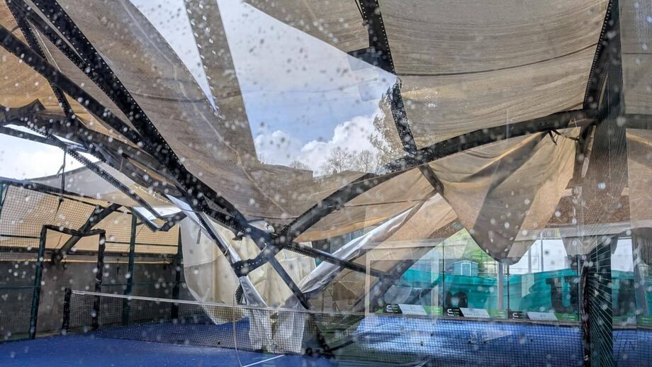 Campo de padel com estrutura danificada após fortes chuvas