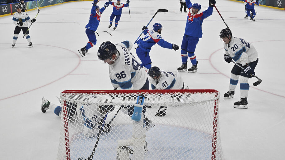 Jogadores da Finlândia e Eslováquia disputam jogo de hóquei em Milão Cortina 2026