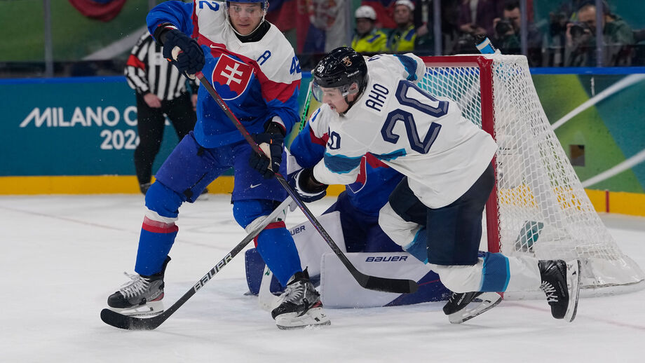 Ação no hóquei masculino nos Jogos Olímpicos de Milão Cortina