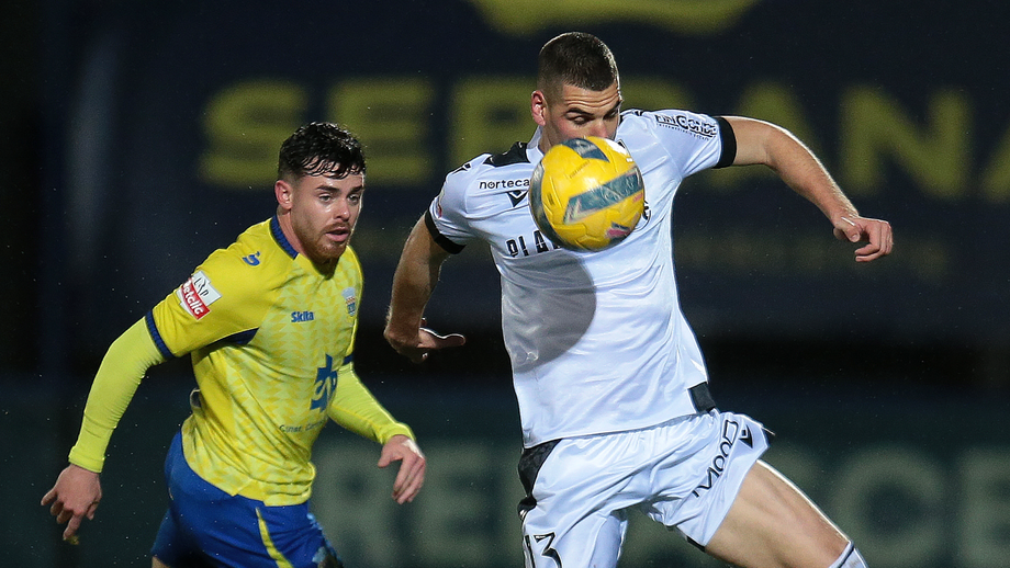 Trezza e João Mendes disputam a posse de bola