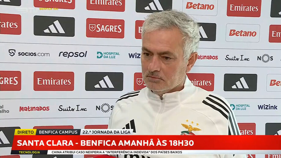 Treinador do Benfica diz que o estado do relvado é "seguramente um problema"