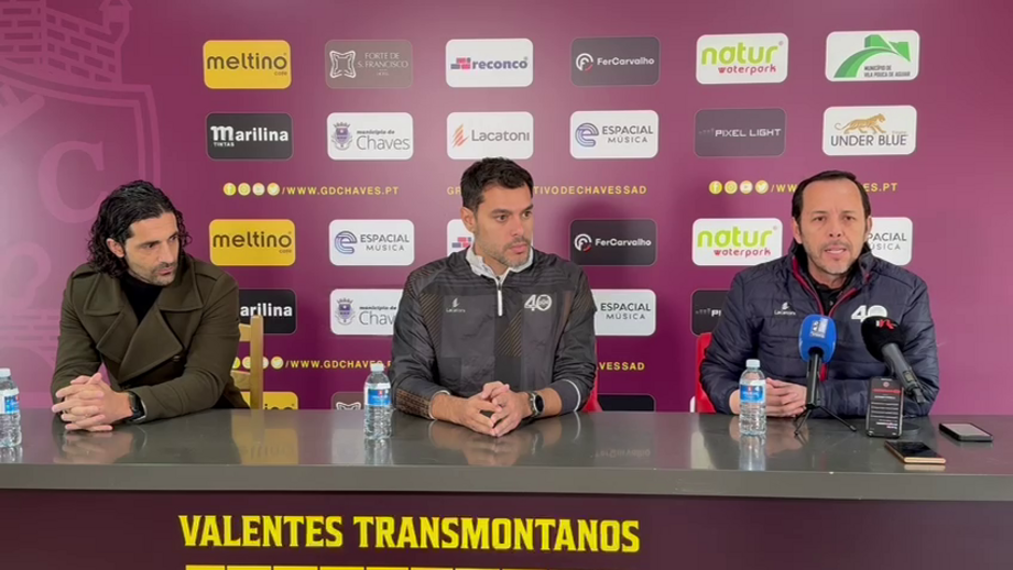 Vítor Martíns (ao centro) acompanhado por Nelson Lenho, à esquerda, e Eduardo Fentanes, à direita