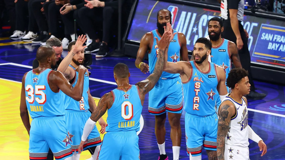 Jogadores de basquetebol do All-Star Game em campo