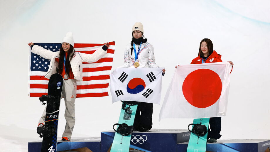 Pódio de atletas com bandeiras dos EUA, Coreia do Sul e Japão