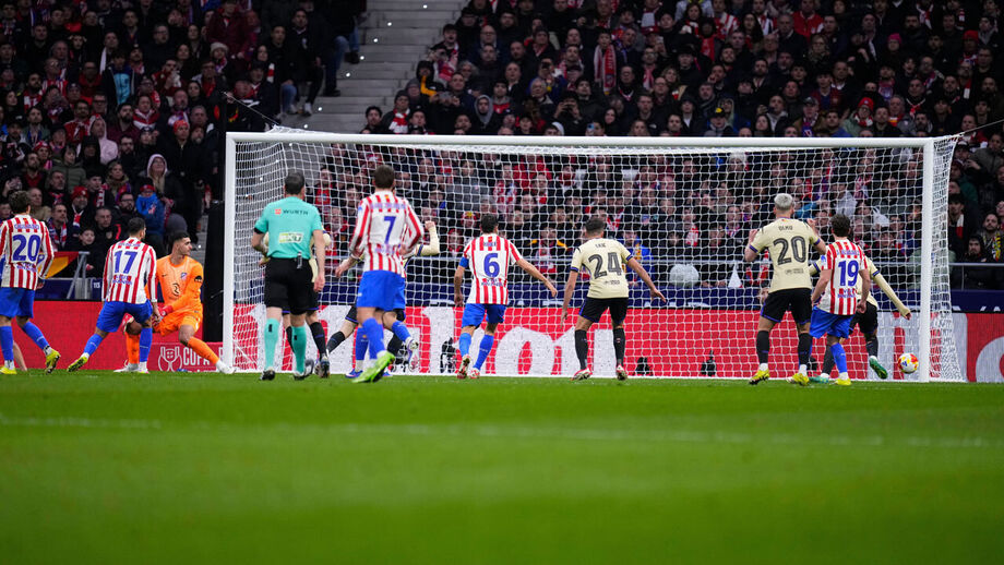 Polémica no At. Madrid-Barcelona: VAR demora 7 minutos a analisar lance por falha no fora de jogo semiautomático