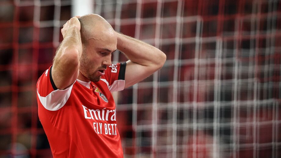 Aursnes é dor  de cabeça para Mourinho, obrigado  a mexer no onze inicial 