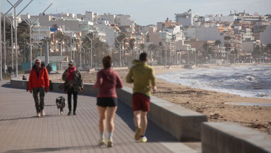 Exercício físico melhora bem-estar: pessoas caminham e correm junto à praia