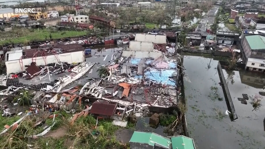 Milhares de casas destruídas e dezenas de mortos