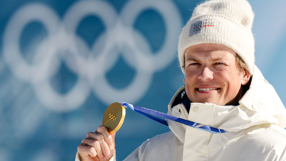 Johannes Klaebo festeja conquista de mais um ouro olímpico