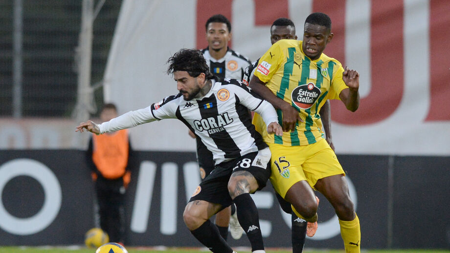 Liziero (à esquerda) é titularíssimo nos madeirenses