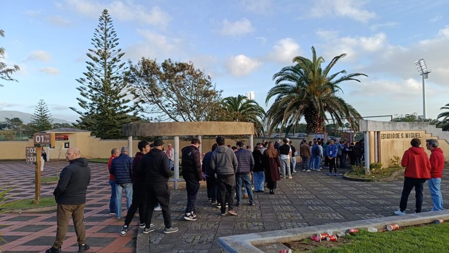 Adeptos à entrada do Estádio de São Miguel