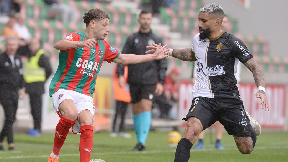 Marítimo, que parecia imperturbável no seu trajeto triunfal rumo ao regresso à 1.ª Liga, tombou em casa perante o Farense