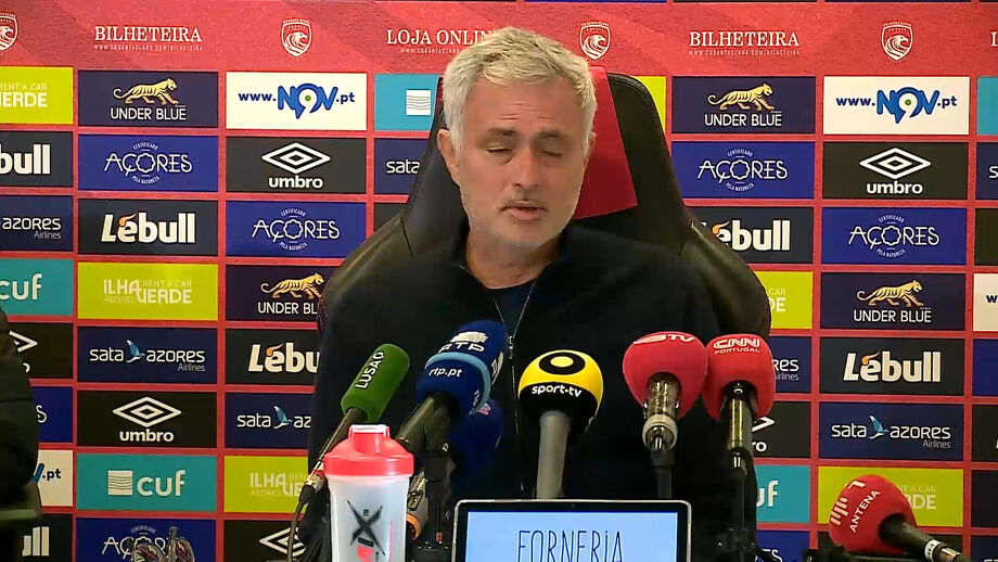 Técnico do Benfica comenta estado do relvado com bicada à mistura